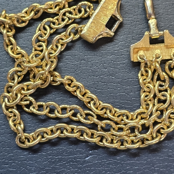 Coro Triple Strand Chain Gold Tone Bracelet 6.75" - Picture 4 of 4